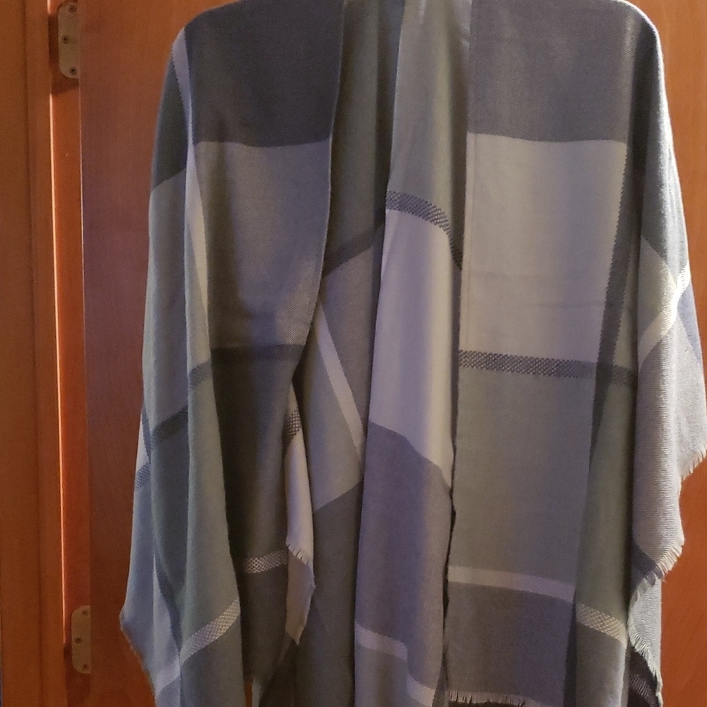 LC Lauren Conrad Charcoal and Cream Wrap
